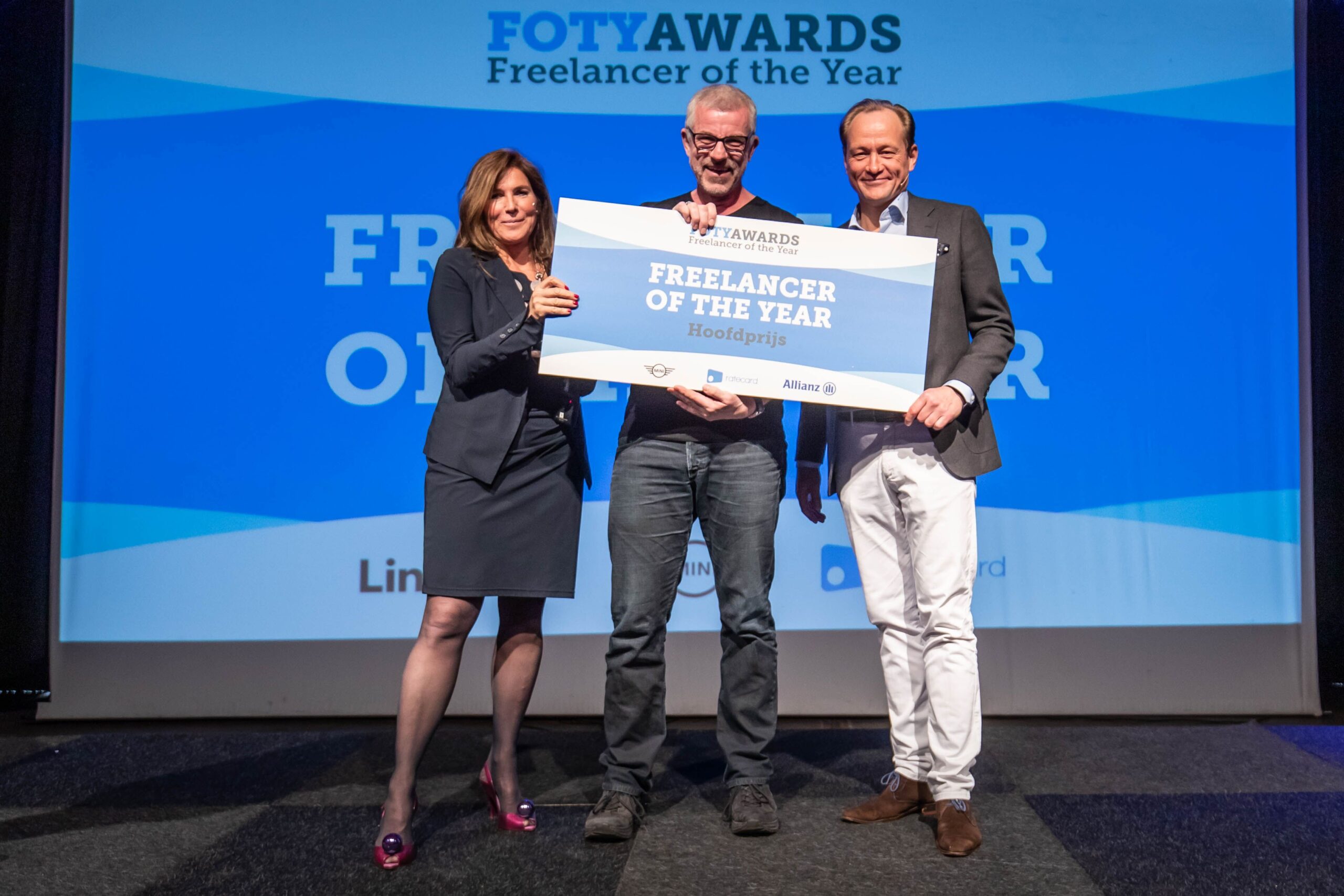David Beckett ontvangt de FOTY Award 2019 van Claudia Zuiderwijk, bestuursvoorzitter KvK