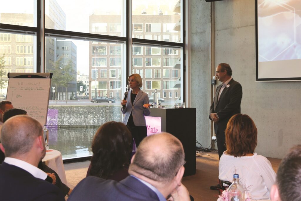 Life Science Summit Amsterdam, Kelly EMEA, Dinette Koolhaas (links), CEO Carl Camden (rechts)