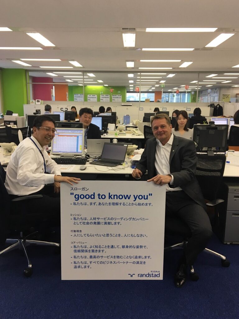 Randstad Japan 'Good to know you' - CEO Marcel Wiggers bij zijn team op het hoofdkantoor